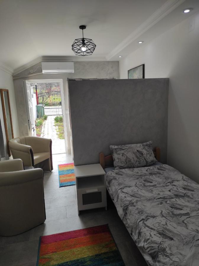 Vila Mila Riverside Apartments สเมเดเรโว ภายนอก รูปภาพ